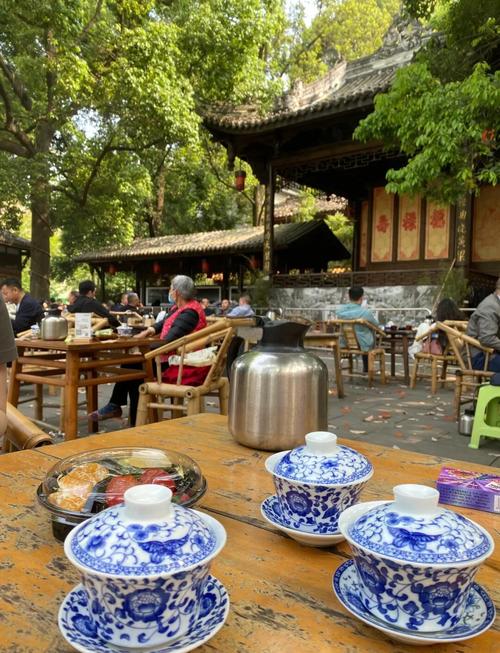 成都养生秘诀：茶馆品茗与川西美食的悠闲生活之道